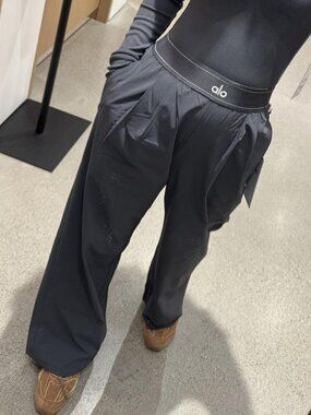 NWT🤍ALO Yoga Dark Grey Suit-Up Wide-Leg Pants (30-inch inseam)